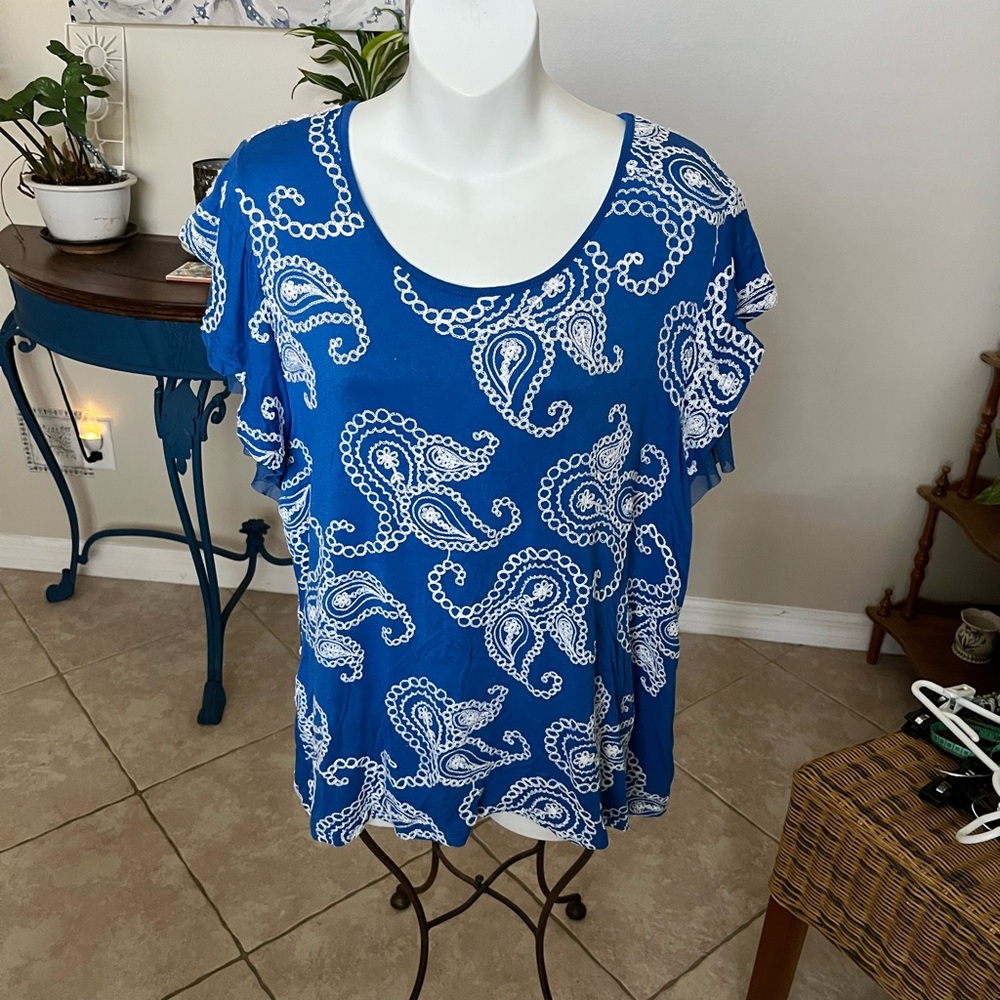 Liv Los Angeles Blue & White Flutter Sleeve Stitched Paisley Top - L